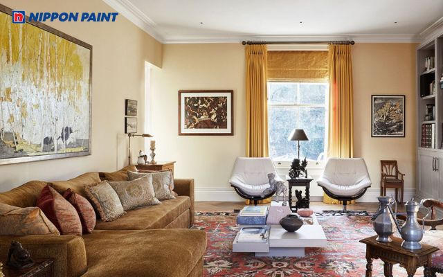 Nhà sơn vàng kem làm chủ đạo, kết hợp trần trắng sáng
