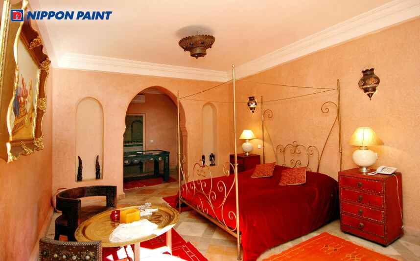 Sắc cam đất nhẹ nhàng trên nền tường tạo nên vẻ đẹp hoài cổ