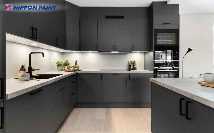 Màu đen giúp hạn chế để lại dấu vân tay và tạo chiều sâu hút mắt cho không gian bếp