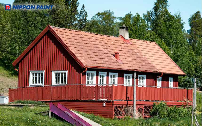 Sắc đỏ truyền thống rực rỡ, mang lại vẻ đẹp ấm cúng và nổi bật giữa thiên nhiên xanh mát