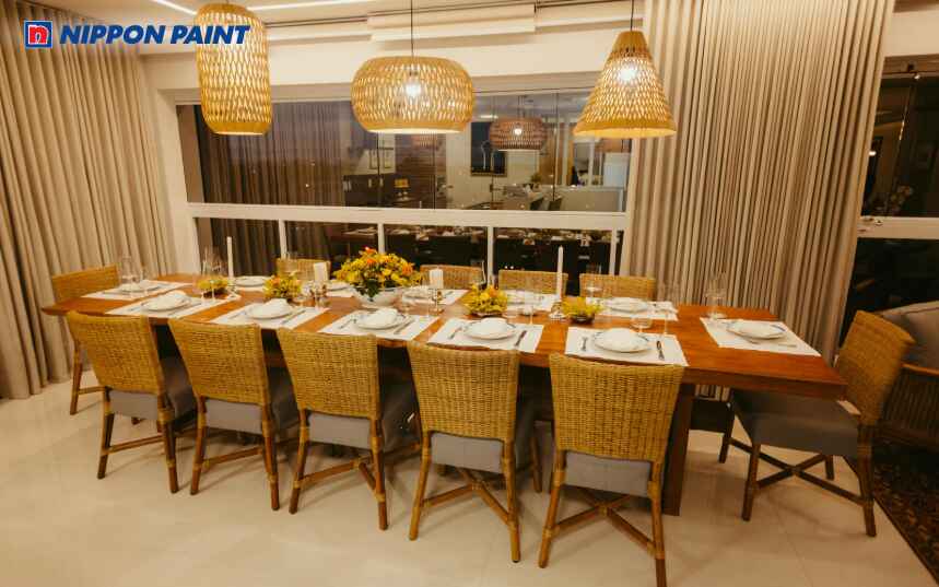 Tông nâu vàng sáng mang lại cảm giác gần gũi và ấm áp cho những bữa ăn gia đìnhTông nâu vàng sáng mang lại cảm giác gần gũi và ấm áp cho những bữa ăn gia đình