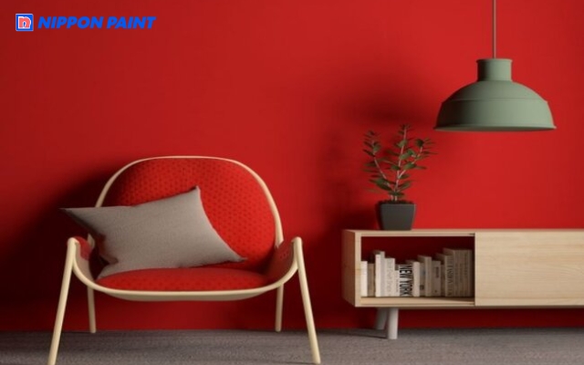 Mảng tường nhấn màu Đỏ đô sau kệ sách cho gia chủ tuổi Thân mệnh Hỏa