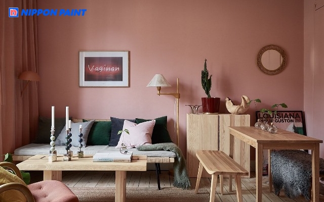 Phòng khách màu Hồng pastel nhẹ nhàng, tô điểm cùng nội thất gỗ sáng màu