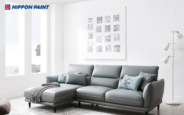 Phòng khách màu Trắng Pearl kết hợp sofa xám nhạt và tranh nghệ thuật làm điểm nhấn