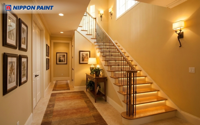 Hành lang vàng cát kết hợp ánh đèn vàng chào đón