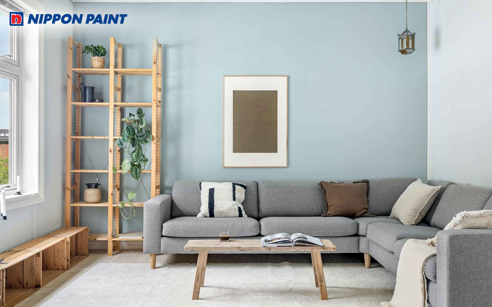 Tường sơn màu xanh xanh navy tạo cảm giác hiện đại, mạnh mẽ