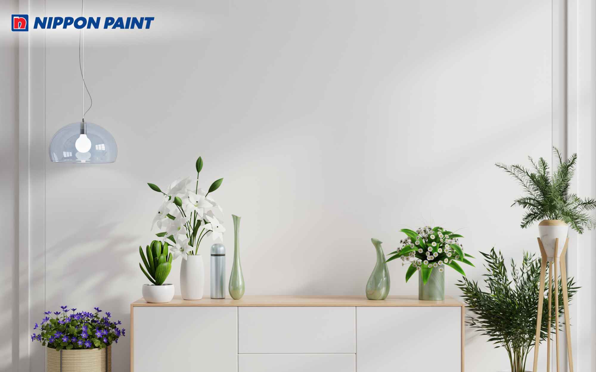 Tường sơn màu trắng sữa dễ dàng ứng dụng cho nhiều không gian như phòng khách, phòng bếp