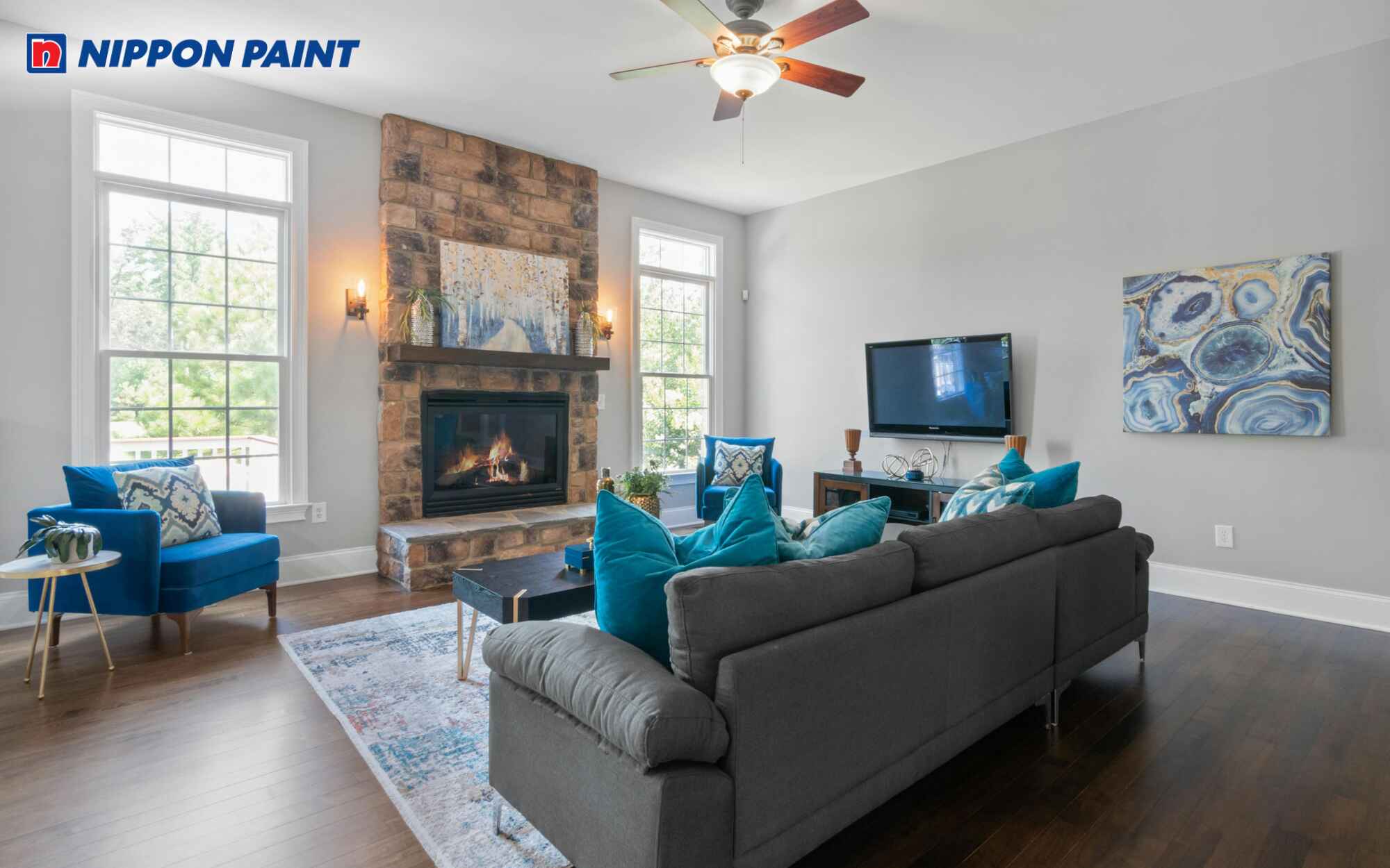 Tường sơn màu xanh khói tạo cảm giác thanh lịch và sang trọng