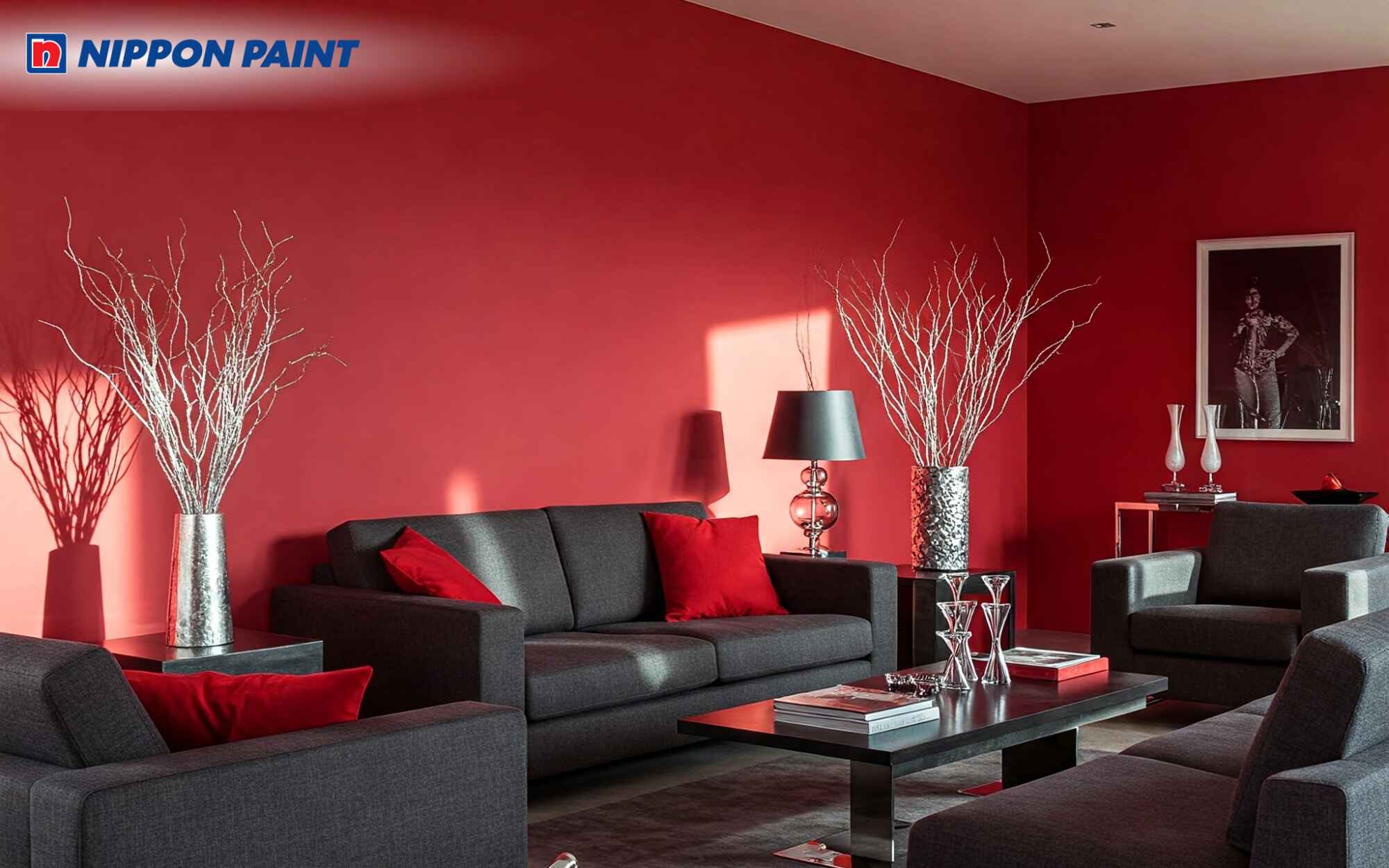 Tường sơn đỏ rượu vang thể hiện vẻ sang trọng và tạo điểm nhấn mạnh mẽ