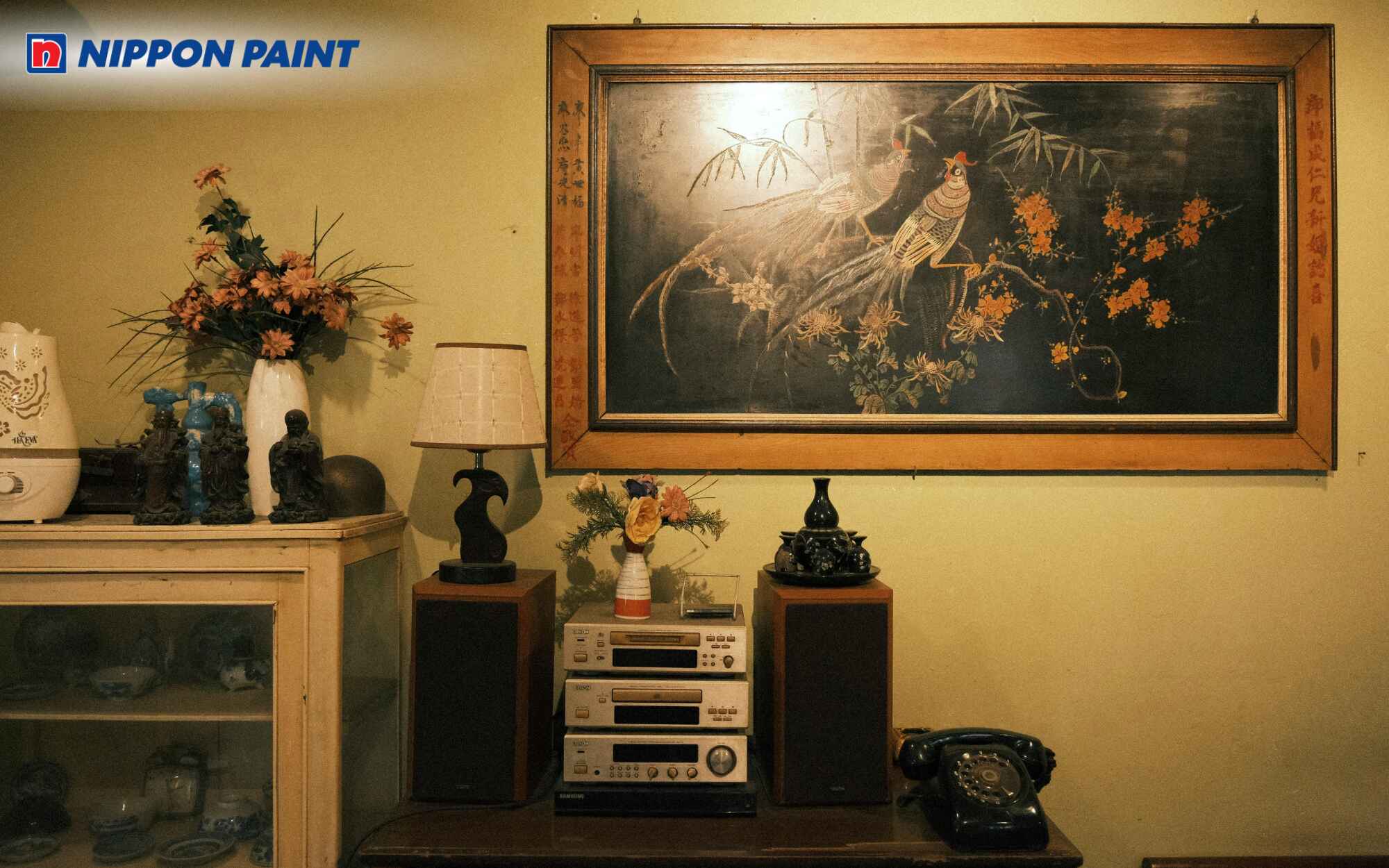 Tường sơn màu vàng cát tạo cảm giác gọn gàng và ấm cúng