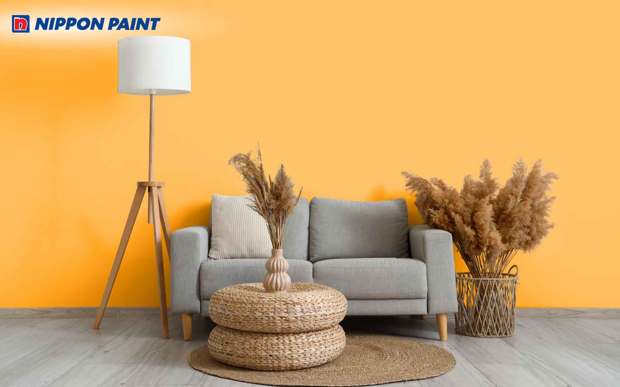 Tường sơn màu cam nhạt tạo cảm giác ấm cúng và dễ chịu