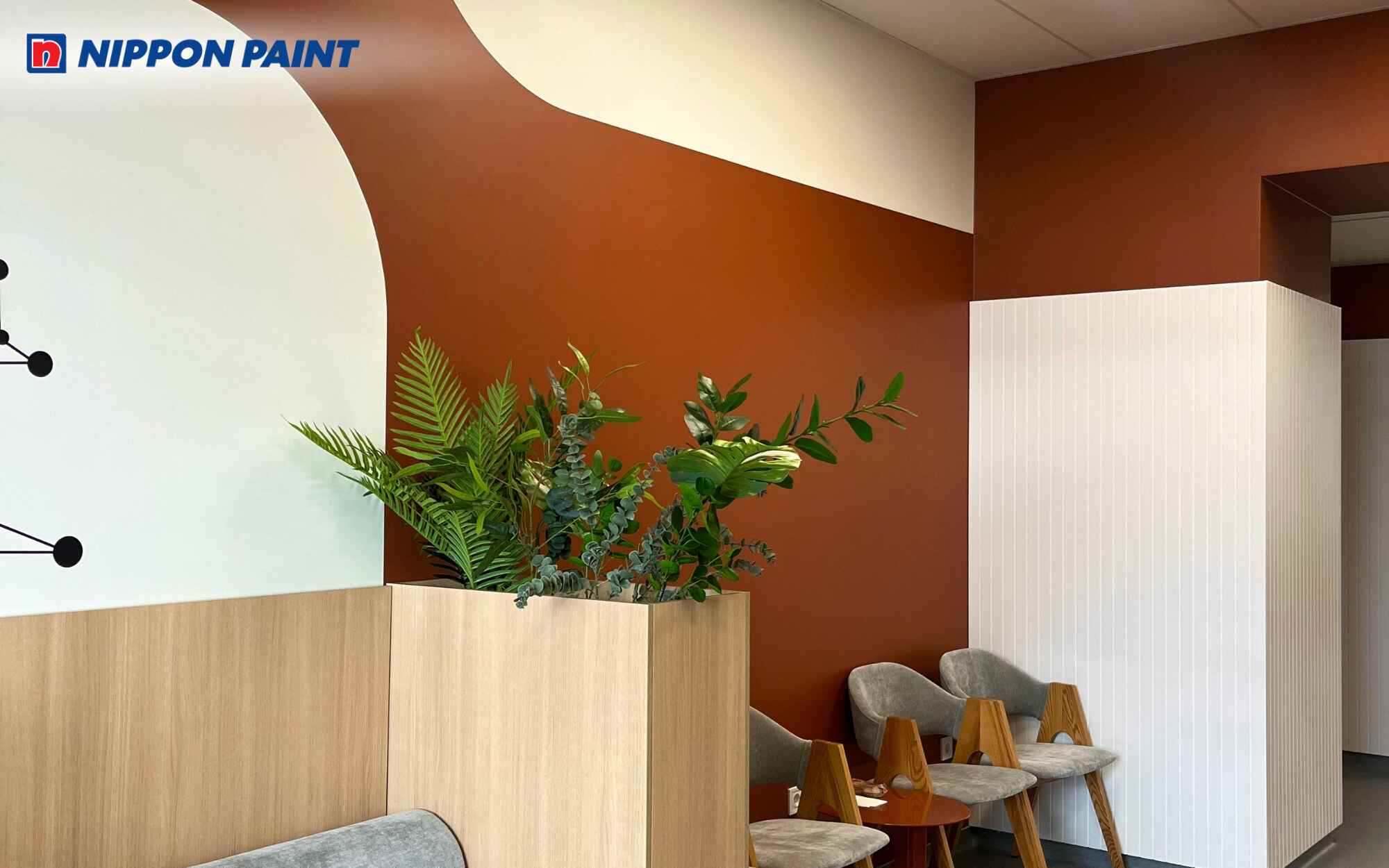 Tường sơn màu cam đất kết hợp trắng kem tạo sự hài hòa giữa sắc ấm và sáng