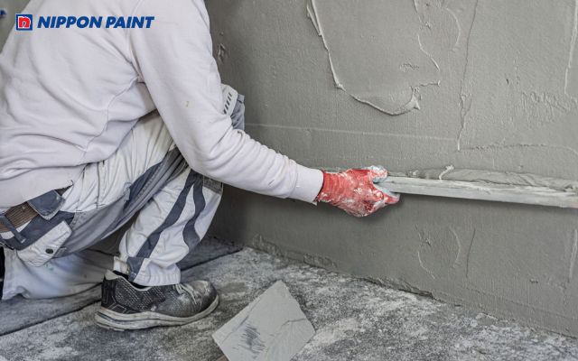 Trát lại toàn bộ bề mặt tường nếu vết nứt chân chim quá sâu và lan rộng