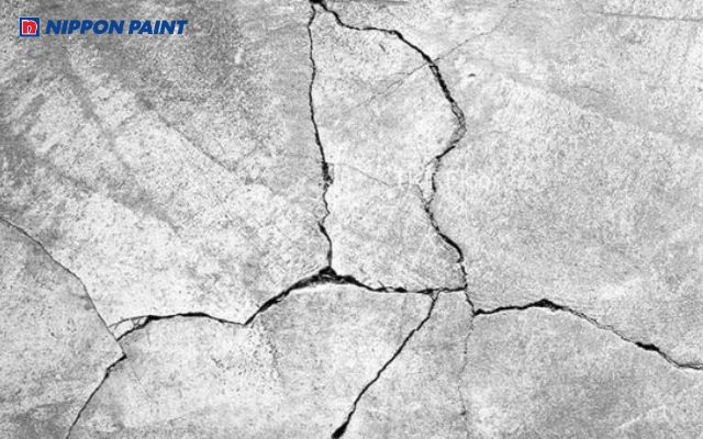 Biến đổi nhiệt độ khiến tường co ngót đột ngột, gây ra nứt chân chim