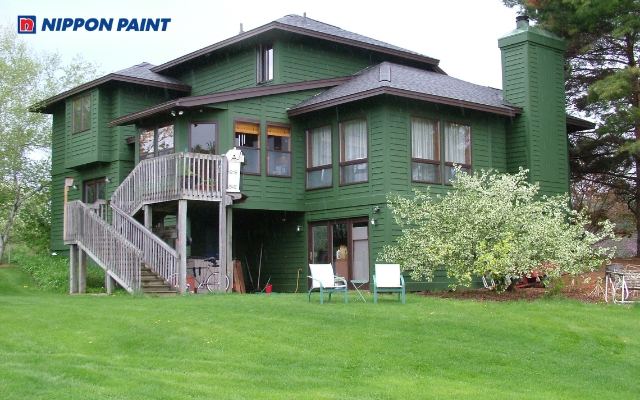 Mặt tiền sử dụng màu xanh lá trầm giúp công trình hài hòa cảnh quan và tăng tính thẩm mỹ