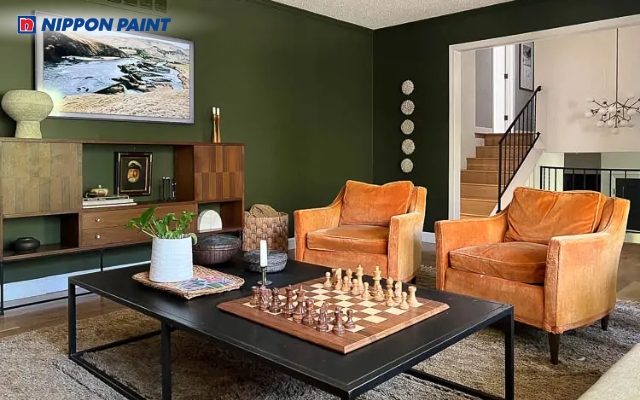 Sơn tường xanh lá kết hợp màu đen tạo không gian nhà ở hiện đại và có chiều sâu