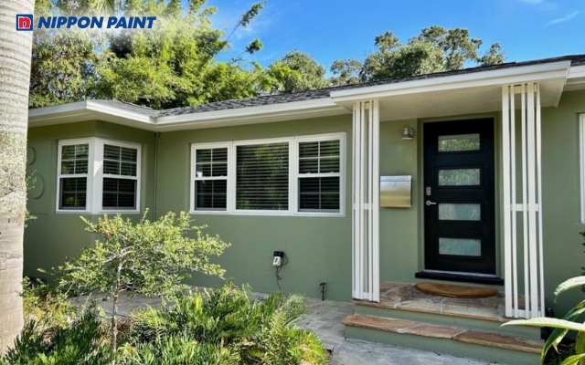 Ngoại thất nhà ở sơn xanh lá kết hợp cây xanh tạo cảm giác gần gũi thiên nhiên và dễ chịu