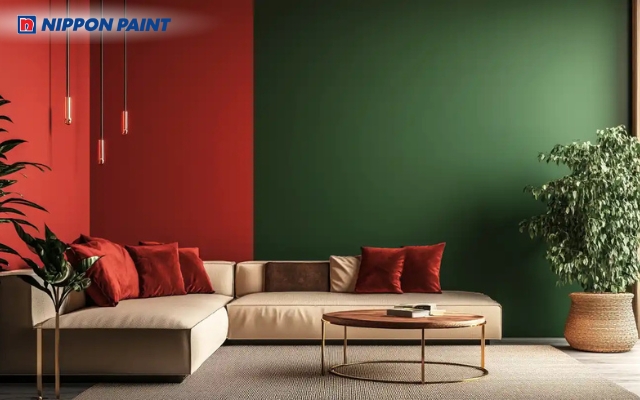 Phòng khách dùng xanh lá làm nền kết hợp mảng đỏ giúp không gian thêm sinh động
