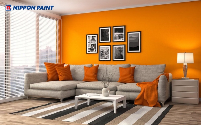 Thiết kế phòng khách hiện đại với bức tường sơn màu cam đất kết hợp bộ sofa xám sang trọng