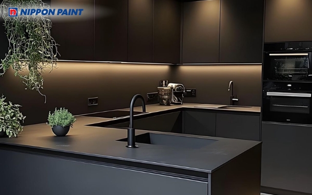 Nhà bếp tông đen kết hợp đèn vàng tạo cảm giác ấm cúng