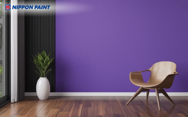 Sơn màu tím kết hợp với đen giúp không gian sống nổi bật hơn mà không quá phô trương