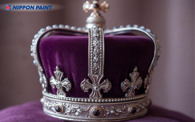 Màu tím tượng trưng cho sự quyền quý và sang trọng, thường được sử dụng trong hoàng gia phương Tây