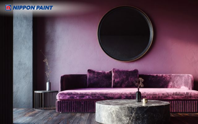 Tím kết hợp với đen giúp tôn lên vẻ đẹp sang trọng, huyền bí và tạo hiệu ứng chiều sâu thị giác rõ rệt