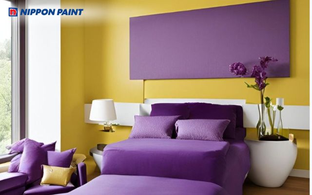 Tím kết hợp với vàng tạo điểm nhấn nổi bật, mang lại năng lượng tích cực và cảm giác ấm áp